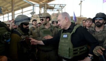 Netanyahu visita el sur de Gaza mientras exrehenes de Hamás le reclaman el alto al fuego