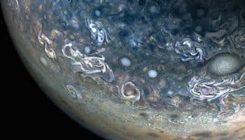 La nave Juno capta las coloridas y caóticas nubes de Júpiter