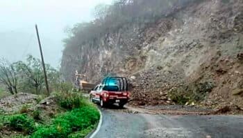 Lluvias causan derrumbes en dos carreteras de Oaxaca