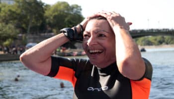 París 2024: Anne Hidalgo nada en el río Sena para probar su limpieza | Fotogalería y video