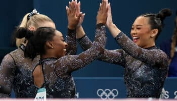 París 2024: Simone Biles cuenta con un entorno protector: padres, marido, amigos, entrenadores | Video