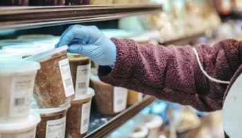 En México, 156 mil trabajadores de supermercados y tiendas están bajo umbral de pobreza: informe