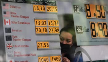 Peso mexicano sube; roza la barrera clave de 20 por dólar