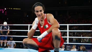Imane Khelif se cuelga la medalla de oro en París 2024