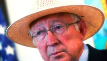 Ken Salazar dispuesto a dialogar sobre reforma judicial