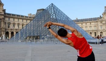 París 2024: Registra Museo del Louvre olímpico descenso de turistas