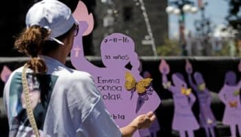 Padres buscadores recuerdan a sus desaparecidos con siluetas de madera en el Zócalo de Puebla