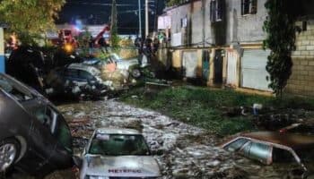 Videos | Tromba desborda río en Tejupilco; arrastra autos e inunda casas