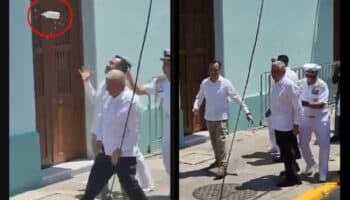 Lanzan botella a AMLO y le gritan ‘dictador’ en gira de despedida por Veracruz