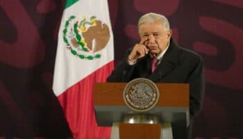 Llora AMLO tras escuchar canción que le escribieron para despedirlo