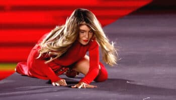 Belinda cayó en pasarela de la Semana de la moda de París... Anitta le ayudó