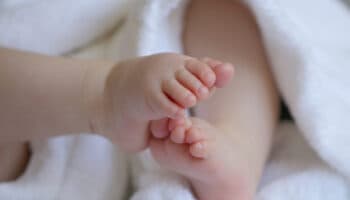 Arrestan a joven italiana por matar y enterrar en el jardín a sus bebés