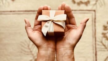 Intercambiar regalos puede impulsar una mejora en el estatus social