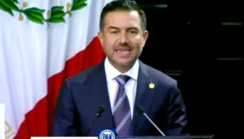 Yunes cambia de bando entre gritos de ‘traidor’ y aplausos de Morena