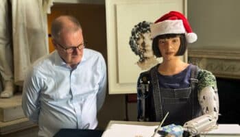 Obra de arte hecha por un robot con IA se vende por cifra récord