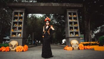 Tepic celebra el Día de Muertos con 'panteón parlante'