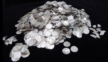 Amigos que buscaban metales hallan el mayor tesoro encontrado en Inglaterra; valuado en más de 5 mdd