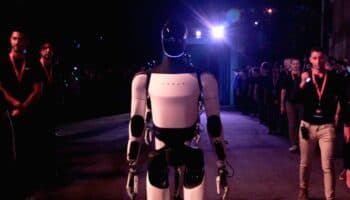 ¿Farsa? Robot humanoide de Tesla fue controlado por humanos