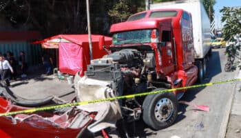 Pelean traileros en Circuito Interior: uno sacó un martillo y otro lo atropelló