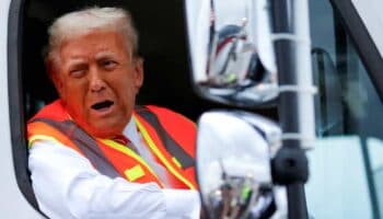 Video | En camión de basura y con chaleco naranja, llega Trump a mitin tras crítica de Biden