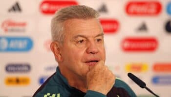 Javier Aguirre se lastimó la cabeza tras recibir el impacto de una cerveza