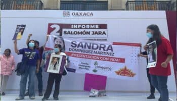 Familiares de activista desaparecida, Sandra Domínguez, protestan durante segundo informe de Salomón Jara