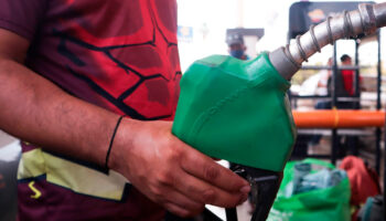 Petróleo sube tras anuncio de Trump de aranceles al acero y aluminio