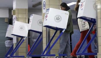 Abren los primeros centros de votación en EU para elegir entre Harris y Trump