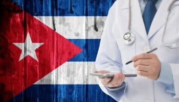 Llegan al AIFA 199 médicos cubanos; trabajarán en comunidades remotas del país