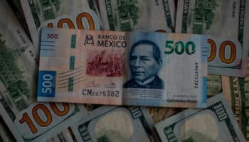Peso mexicano logra leve subida ante descenso global del dólar
