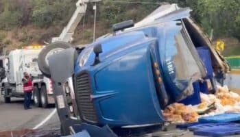 Vuelca tráiler en la autopista a México-Cuernavaca; hay reducción de carriles