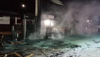 Hombres armados incendian gasolinera y balean tienda en Michoacán