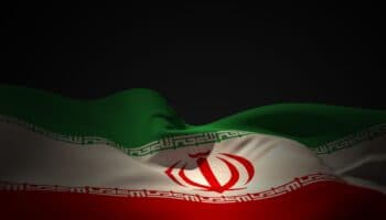 Mahsa Ghorbani huye de Irán por amenazas a plan de arbitrar un partido masculino de futbol