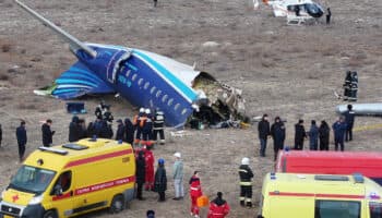 Ucrania apunta que el avión accidentado en Kazajistán fue 'dañado por los rusos'