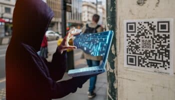Policía cibernética alerta de códigos QR falsos colocados afuera de restaurantes y tiendas