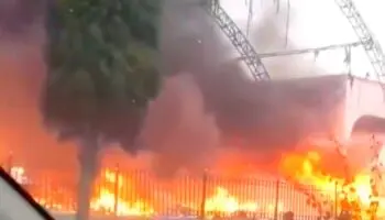 Reportan incendio de tianguis navideño en Teoloyucan, Estado de México