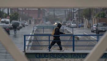 Frente frío y canal de baja presión provocarán lluvias en el país