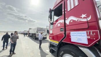 Camiones con ayuda humanitaria entran en Gaza a través de la frontera egipcia