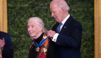 Biden condecora a Jane Goodall, Hillary Clinton, 'Magic', Messi, Bono y Soros