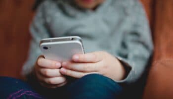 Congreso de la CDMX aprueba regular celulares en escuelas