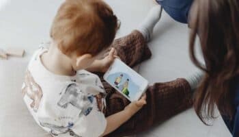 Recomiendan retirar gradualmente pantallas a niños para evitar ansiedad