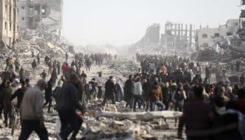 Palestinos salen a las calles de Gaza al comenzar el alto al fuego; Hamás dice que cumplirá acuerdo