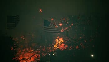 Avanza sin control incendio en Los Ángeles; evacúan a 30 mil personas