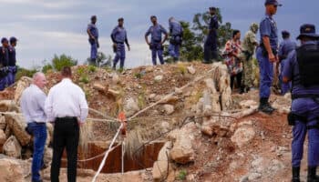 Recuperan 60 cuerpos en mina de oro abandonada al norte de Sudáfrica