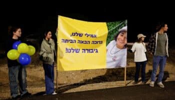 Tres rehenes liberadas ya están en Israel y son recibidas por sus madres