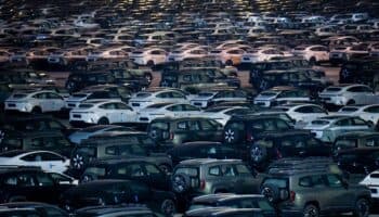 Aranceles de Trump a México y Canadá añadirán 5,790 dólares al precio de los vehículos en EU, según Benchmark Co.