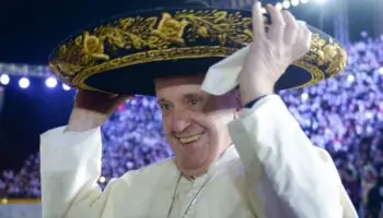 Sheinbaum critica que hay gente 'en contra' del papa por su visión 'muy progresista'