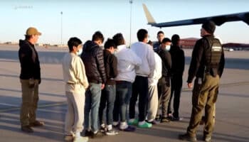 Cesan al director de la agencia de inmigración de EU por lentitud en deportaciones