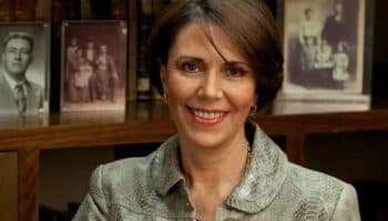 Ana Lilia Cepeda gana el Premio de Novela Histórica Claustro-Grijalbo