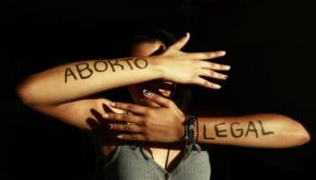 Promoverán acceso al aborto seguro con publicidad en autobuses